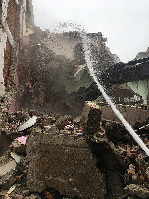 建筑拆除挖掘机/建筑破坏照片，房屋废墟，重建，砖块和金属，废弃酒店，重型机械，建筑设备，液压挖掘机，推土机